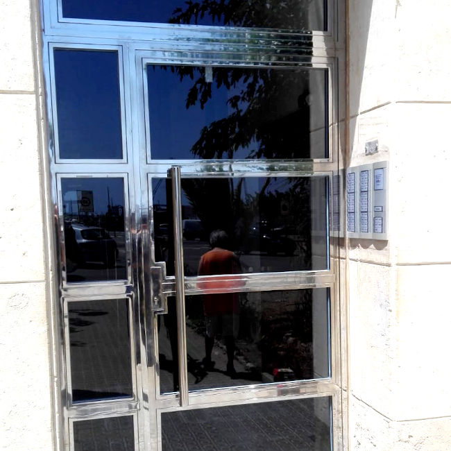 Imatge d'una porta d'acer inoxidable i vidre