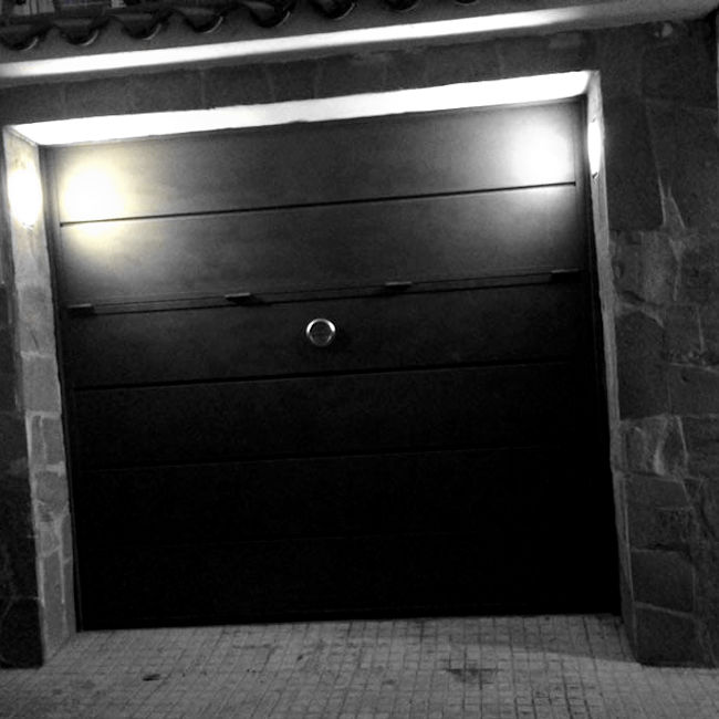 Imatge d'una porta de garatge de ferro negre lacat