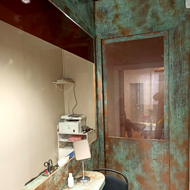 Imatge de l'interior de l'escaparat d'una botiga amb ferro vintage i vidre